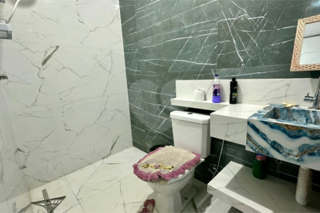 Sobrado a venda com 3 dormitorios sendo 1 suite com closet e varanda no bairro Arcoville