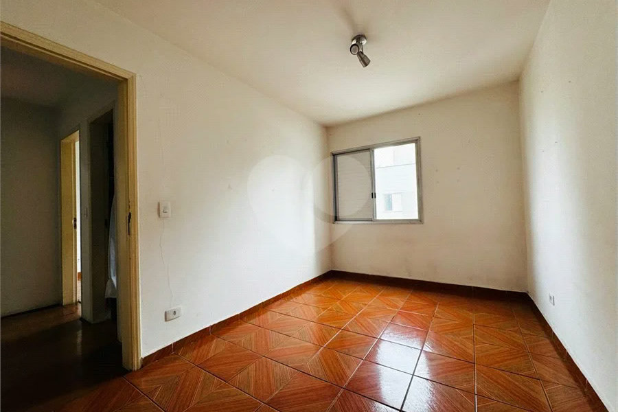 Vende-se Apartamento de 2 Quartos com Sacada na Vila Mascote