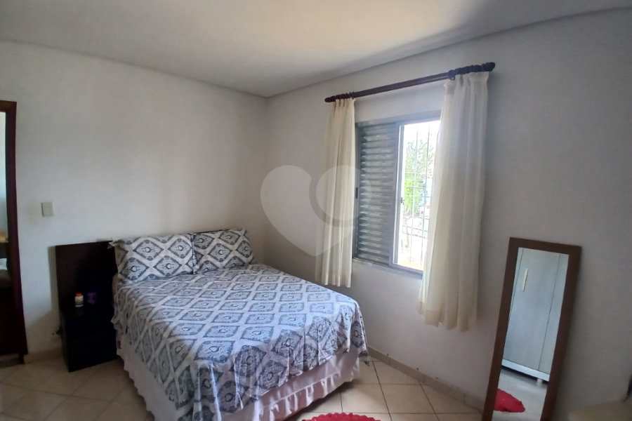 Casa Assobradada à Venda – Isolada | Quintal | Edícula