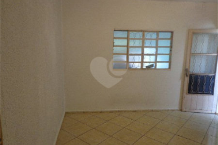 Casa Térrea com 2 dormitórios.