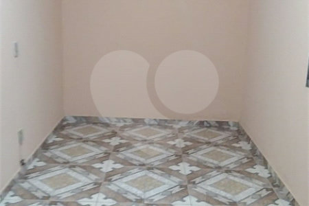 Casa Térrea com 3 dormitórios, sendo 1 suíte.