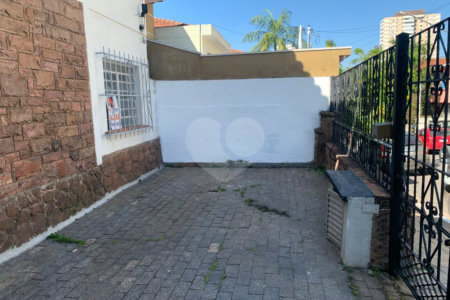 Excelente sobrado de 03 dormitórios na Aclimação.