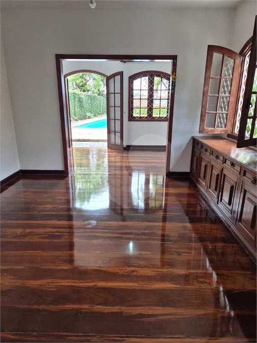 Casa com Piscina, Sauna e Edícula em Rua Arborizada no Tremembé