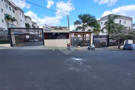 Apartamento no Condomínio Mont Vernon .