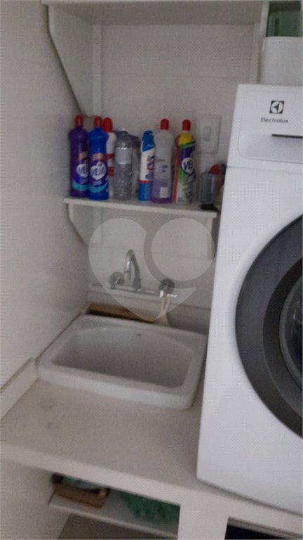 Amplo apartamento à venda totalmente reformado, sala ampliada, quarto, escritório, cozinha integrada e banheiro com box e banheira.