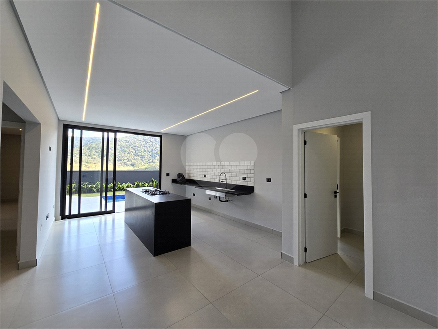 Maravilhosa Casa térrea em condomínio fechado no Portal Lamis, com 3 suítes, piscina privativa e persianas elétricas em excelente condomínio com salão de festas, piscina, quadras de tênis, beach tênis e campo de futebol. Vista cinematográfica da Pedra Grande.