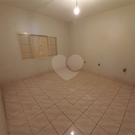 Casa Térrea com 3 dormitórios, sendo 1 suíte.