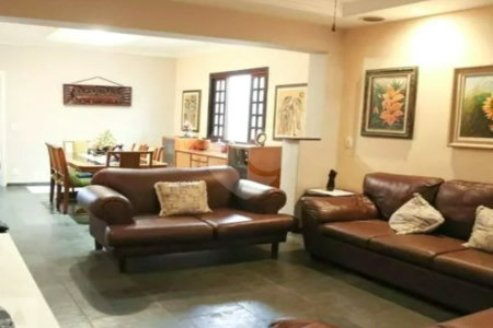 Casa com 120m² , 4 dormitórios , sendo 1 suíte , 3 vagas de garagem , à venda no Jabaquara.
