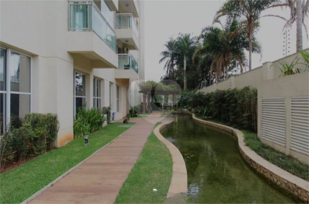 Apartamento com dois dormitórios sendo um climatizado, com duas vagas de garagem.