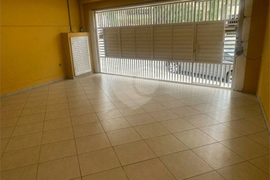 Sobrado à venda com 150 metros de área util e possui 3 dormitórios, sendo 1 suíte.