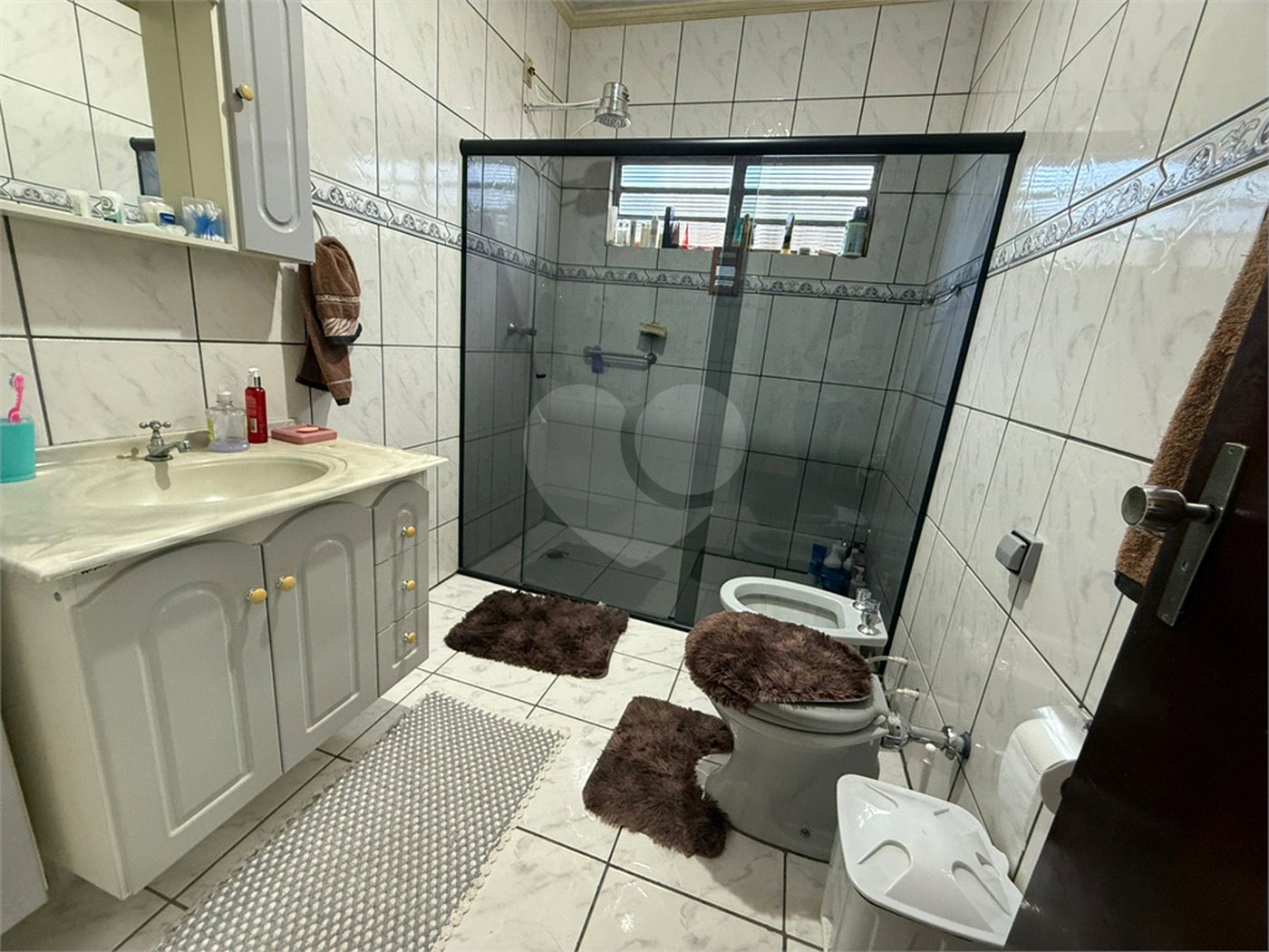 Casa térrea com piscina e 3 quartos.