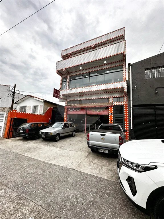Galpão com 250m² , 4 vagas , para locação em Itaquera.
