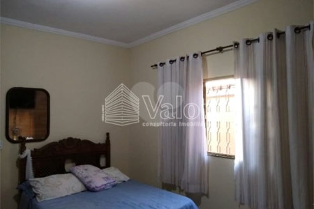 Casa Térrea com 3 dormitórios, sendo 1 suíte.