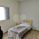 Casa Nova (Apenas 2 Anos) com Suíte: Conforto, Segurança e Localização Privilegiada!