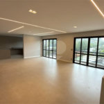 Sobrado de alto padrão no Swiss Park, totalmente reformado, com 4 suítes, piscina, elevador, espaço gourmet, 4 vagas e condomínio com lazer completo.
