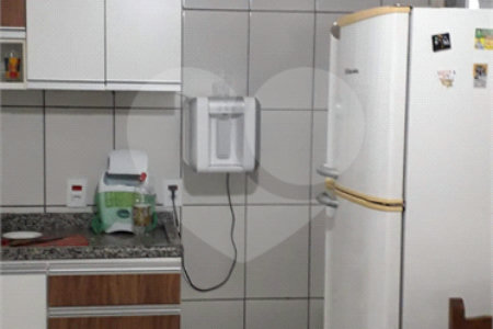 Casa térrea com 3 dormitórios, sendo 1 suíte.