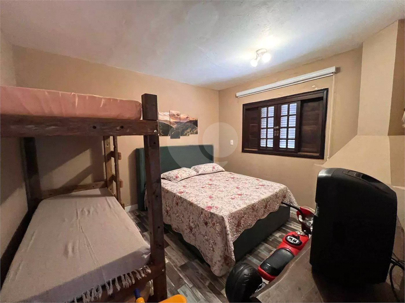 Chácara com excelente infraestrutura, contendo casa com 8 dormitórios, 900 m² de área construída, área total de 3000m², piscina adulto e infantil, churrasqueira, quadra gramada de futebol - Rio Acima - Atibaia/SP 900 m² Área construída 3.000 m² Área do terreno