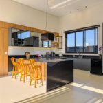 Indaiatuba - Quintas da Terracota - 1252 m² de terreno - casa térrea com 514 m² de área construída -3 vagas de garagem cobertas e 3 descobertas Lavabo - Sala de estar e jantar amplas e integradas - Escritório privativo - Cozinha toda equipada com geladeira, forno, micro-ondas, lava-louças,