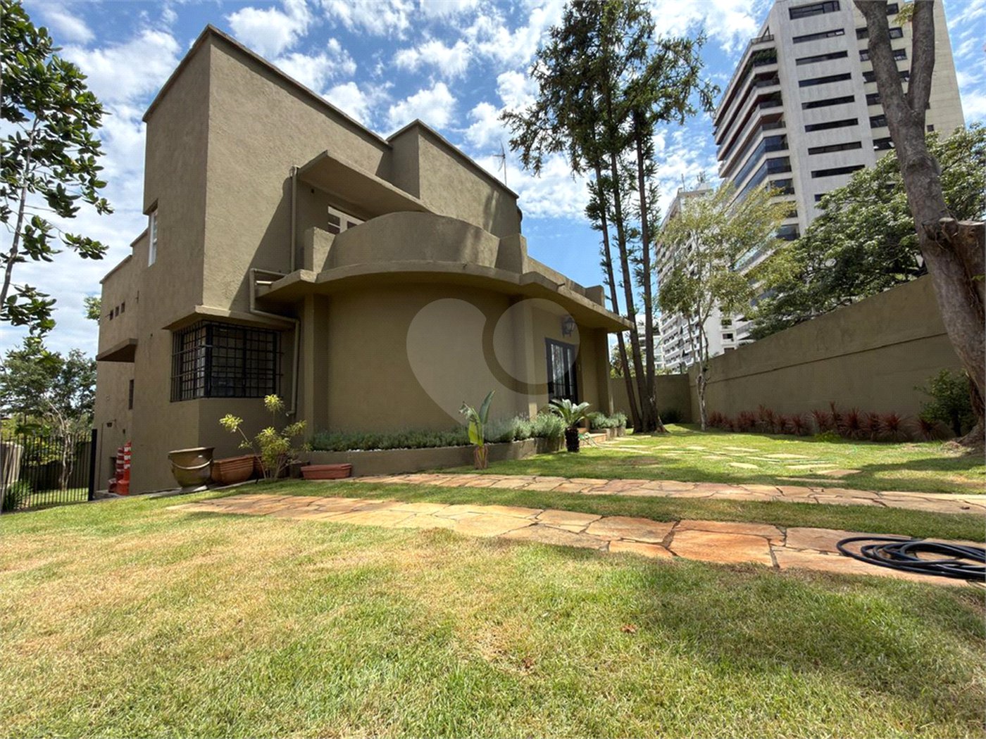 Sobrado para alugar com 6 quartos, sendo 2 suítes,  em Consolação, São Paulo, SP