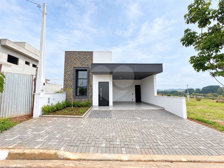 Casa à venda com 2 quartos, sendo 1 suíte, no condomínio Tivolli, Itapetininga - SP