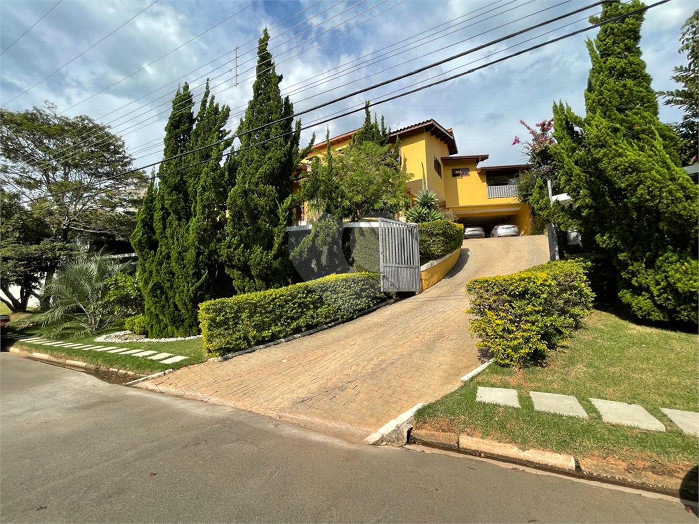 Casa à venda com 9 quartos, sendo 4 suítes, em Condomínio Flamboyant-b, Atibaia, SP