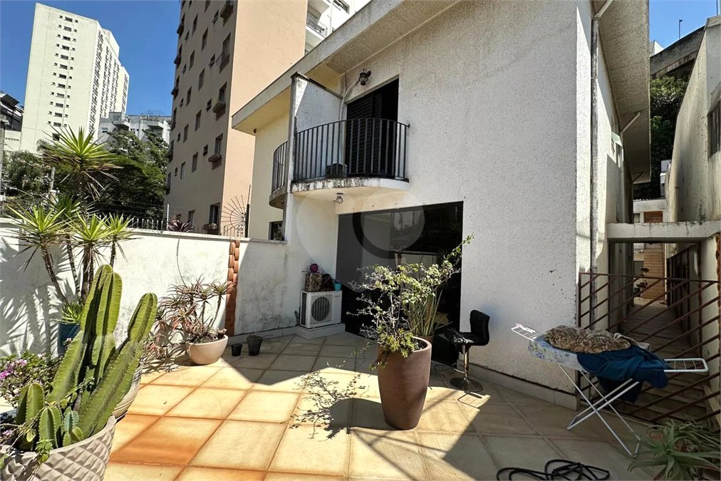 Sobrado à venda com 4 quartos, sendo 2 suítes, em Vila Ipojuca, São Paulo, SP