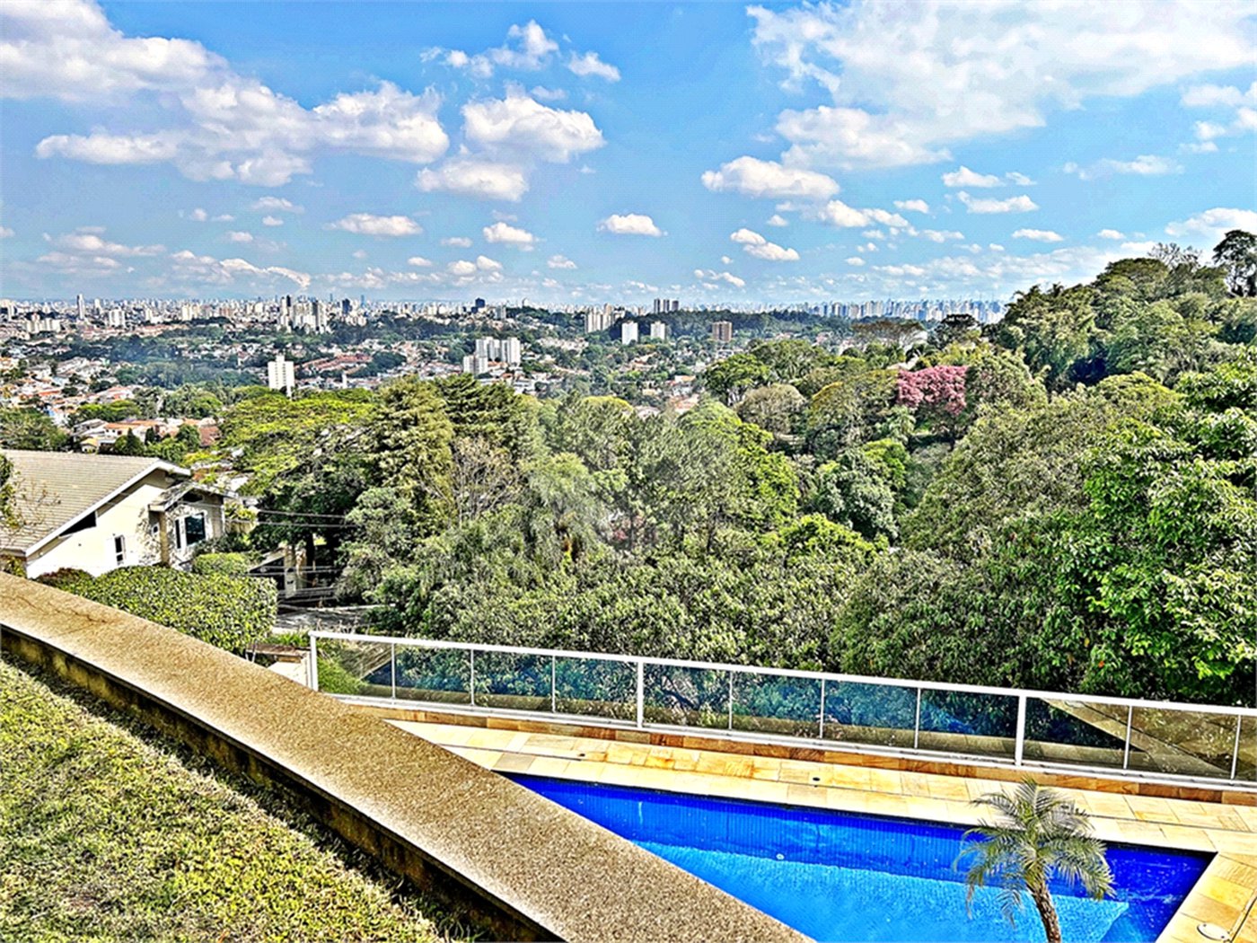 Casa à venda com 4 suítes no condomínio Residencial Jd. Ibiratiba, São Paulo - SP