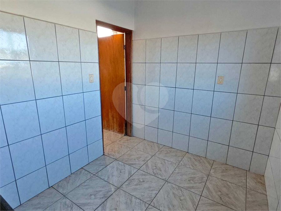 ?Oportunidade Única em São Carlos: Salão Comercial + Casa Independente nos Fundos – Ideal para Investidores!