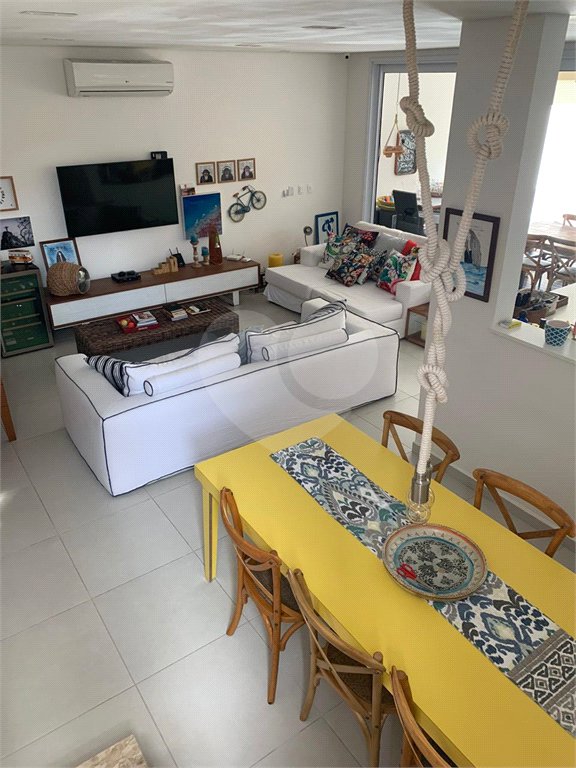 Casa à venda com 4 quartos, sendo 3 suítes, no condomínio Residencial Vila Esmeralda, São Sebastião - SP