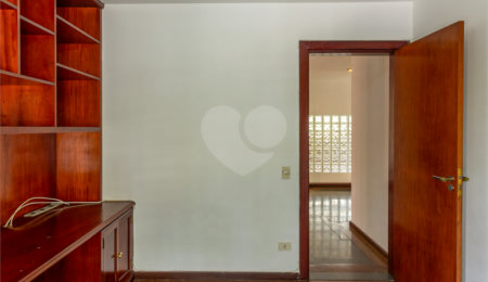 Casa à venda com 4 quartos, sendo 3 suítes,  no condomínio Vila das Flores, São Paulo - SP