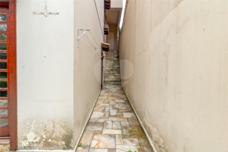 Casa à venda com 4 quartos, sendo 3 suítes,  no condomínio Vila das Flores, São Paulo - SP