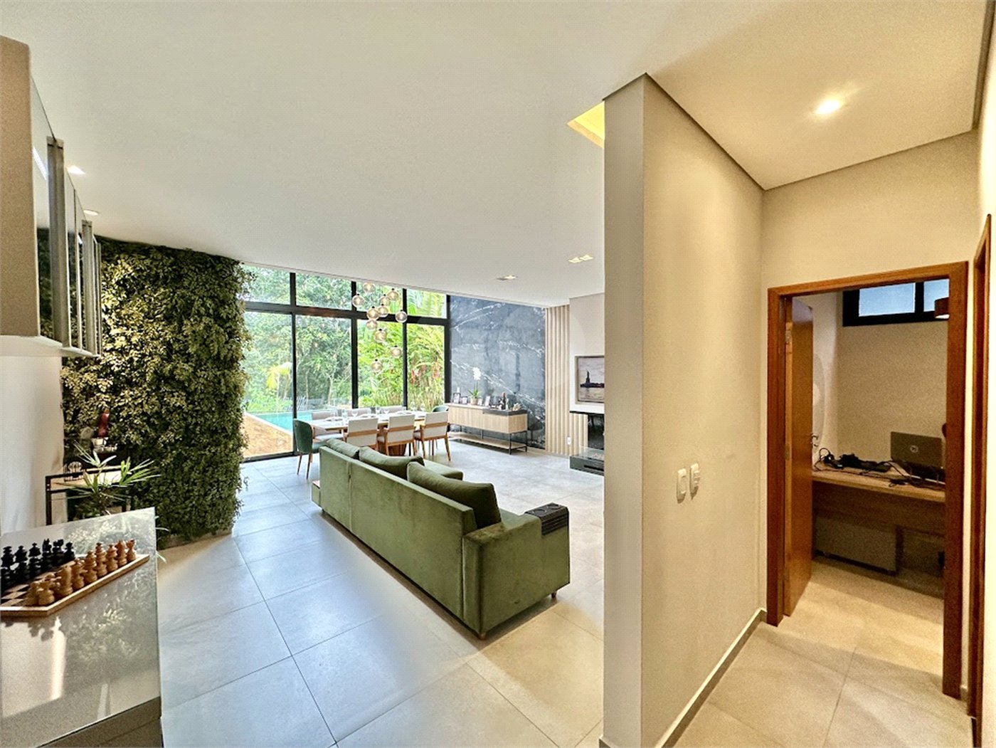 Casa à venda com 3 suítes no condomínio Reserva Santa Maria, Jandira - SP