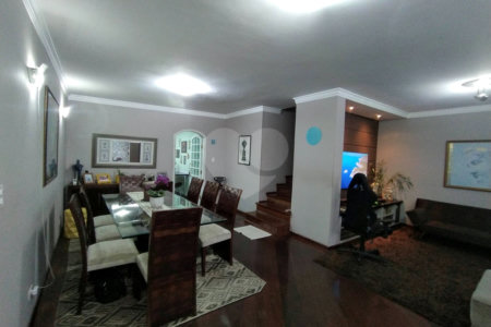 Sobrado à venda com 4 quartos, sendo 2 suítes, em Vila Paulicéia, São Paulo, SP