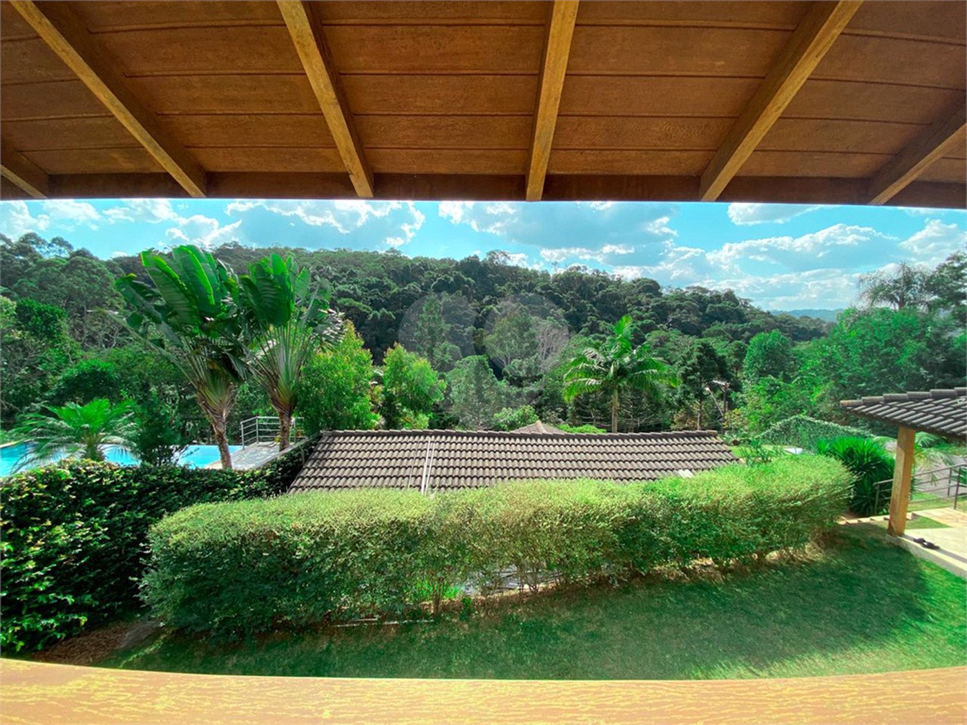 Casa à venda com 4 quartos, sendo 2 suítes, no condomínio Suíça da Cantareira, Mairiporã - SP