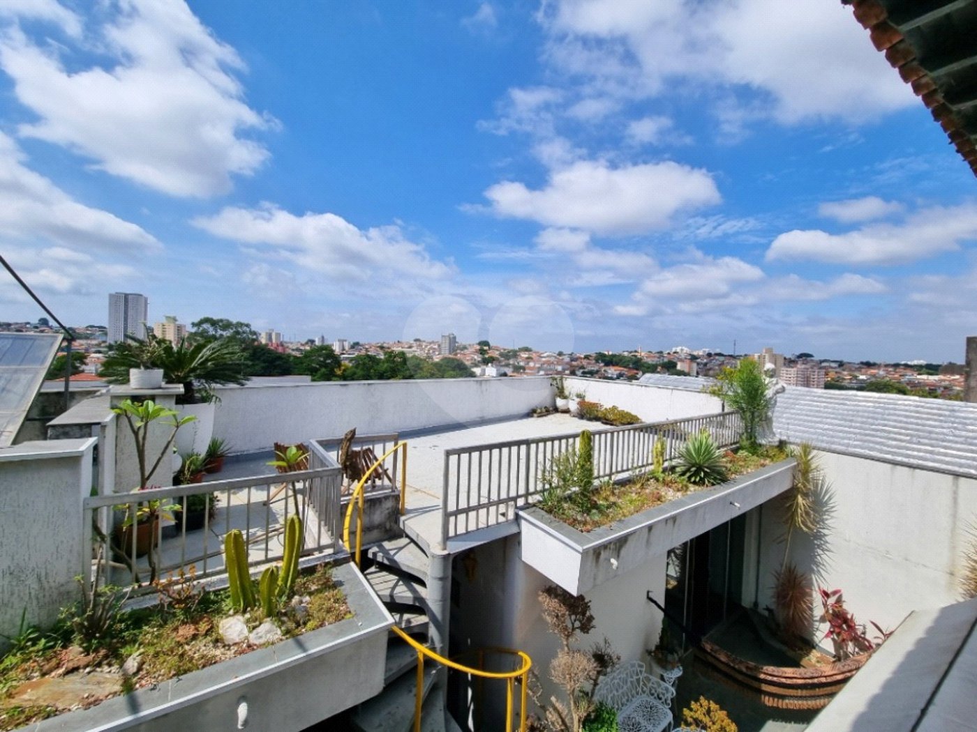 Sobrado com 300m² , 3 dormitórios , sendo 2 suítes , 4 vagas , à venda no Jabaquara.