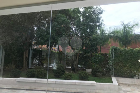 Espaço e Segurança no Bom Retiro: Apartamento de 100 m² com Infraestrutura Completa