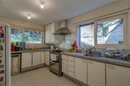 Casa à venda com 6 quartos, sendo 2 suítes, no condomínio Chácara Flora, São Paulo - SP