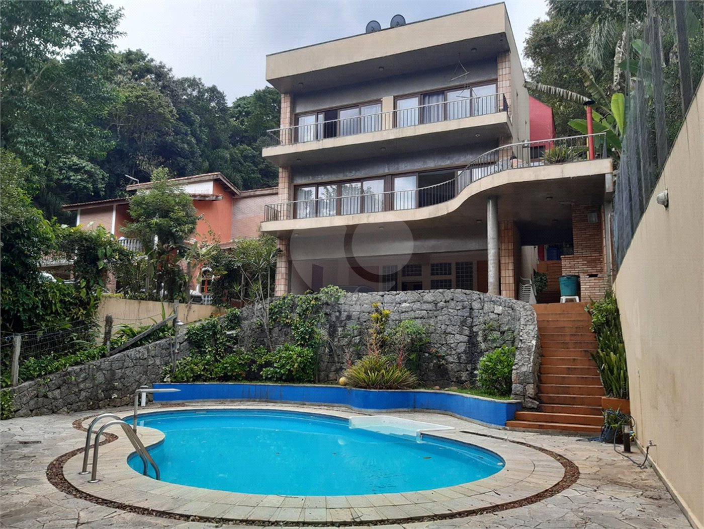 Casa à venda com 4 quartos, sendo 2 suítes, no condomínio Champs Elysees Village, Mairiporã - SP
