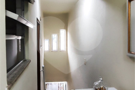Casa à venda com 5 quartos, sendo 3 suítes, no condomínio Village Texeira Campos, Rio de Janeiro - RJ