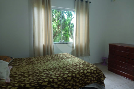 Casa à venda com 4 quartos, sendo 1 suíte,  no condomínio Village da Serra, Araçoiaba da Serra - SP