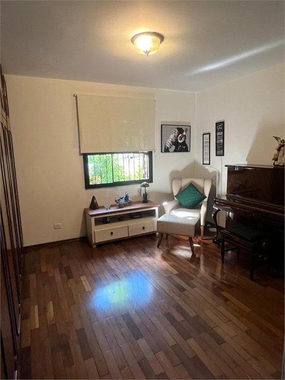 Casa à venda com 5 quartos, sendo 4 suítes, em Parque Maria Helena, São Paulo, SP
