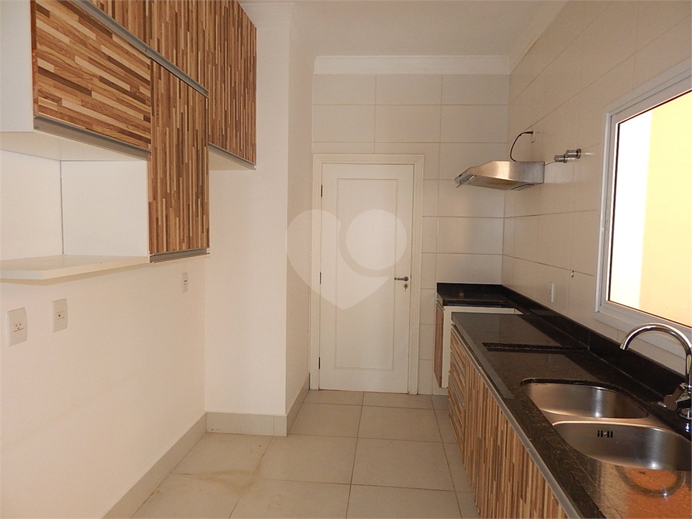Casa à venda com 3 suítes no condomínio Recanto dos Paturis, Vinhedo - SP