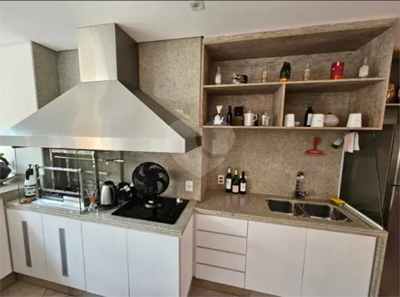 Casa à venda com 3 quartos, sendo 2 suítes, no condomínio Vila Borghese, São Paulo - SP