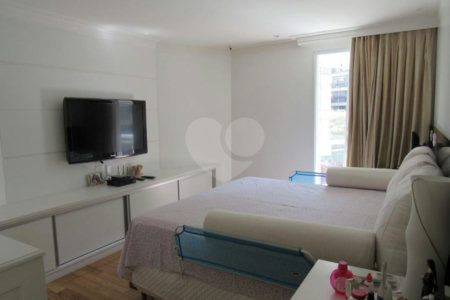 Apartamento à venda com 3 suítes em Real Parque, São Paulo, SP
