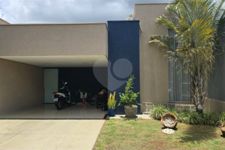Casa em condomínio Alvorada em Araraquara com 3 dormitórios e piscina