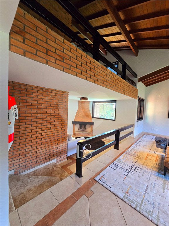 Indaiatuba- Vale das Laranjeiras - Vista dos fundos para o lago - Casa assobradada - 3 pisos, 4 quartos, 2 suítes, uma com hidro ,escritório, sala 3 ambientes, lareira, lavabo,cozinha ampla, despensa, lavanderia, churrasqueira, forno pizza, 6 wcs, piscina, jardim despensa, garagem, segurança