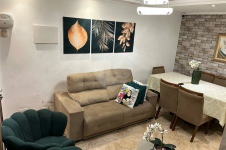 Sobrado à Venda na Cidade Líder com Quintal, Jardim e Excelente Localização