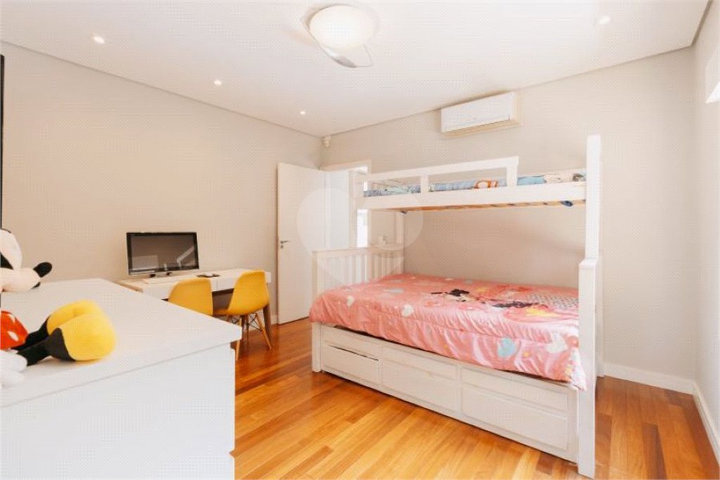 Casa à venda com 5 quartos, sendo 4 suítes, no condomínio Figueira Garden, Atibaia - SP