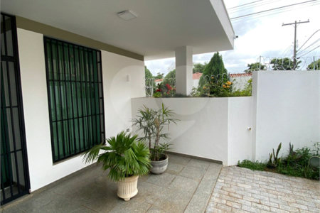 Casa Térrea com 3 suítes, sendo 1 suíte master.