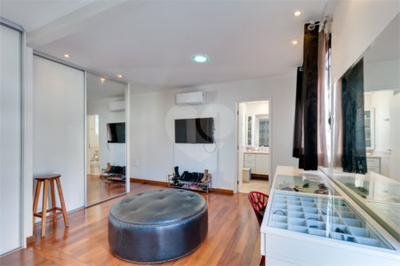 Casa à venda com 3 suítes no condomínio Vila Versalhes, São Paulo - SP
